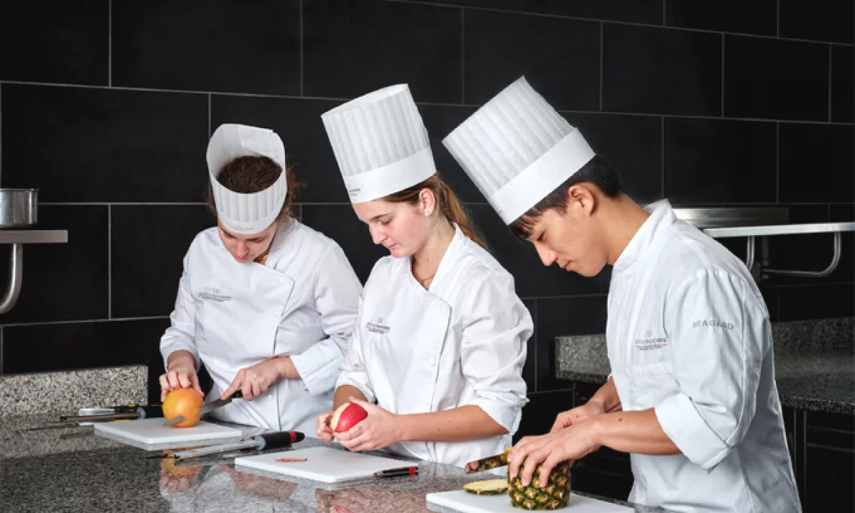 Job Offers in Saranda, Profession Kuzhiniere Tradicionale , With experience, Payment 200,000  Leke.