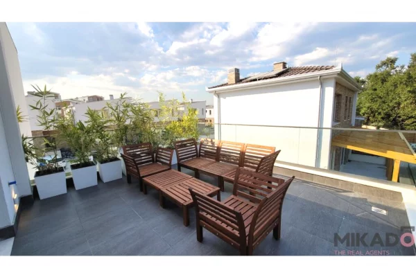 Shtepi me qera Vila Luksoze ne Tirane, 3+1, Mobilimi E mobiluar, Pagesa 5,000  Euro.