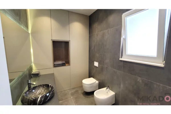 Shtepi me qera Vila Luksoze ne Tirane, 3+1, Mobilimi E mobiluar, Pagesa 5,000  Euro.