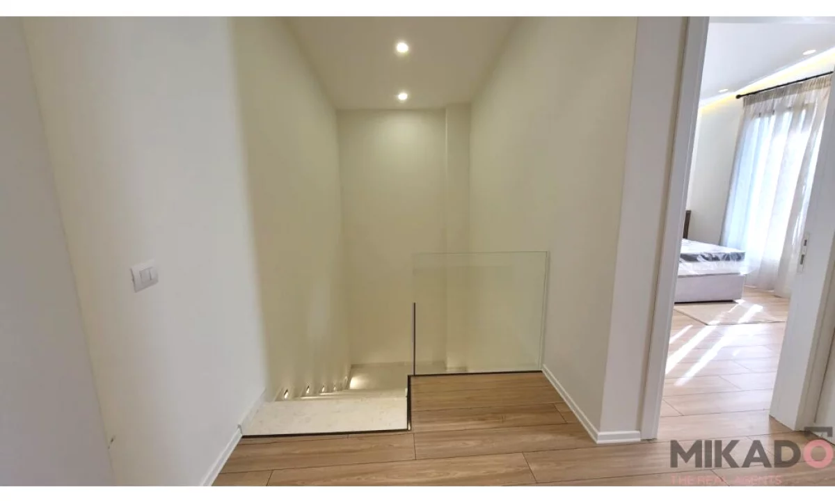 Shtepi me qera Vila Luksoze ne Tirane, 3+1, Mobilimi E mobiluar, Pagesa 5,000  Euro.