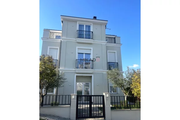 Shtepi me qera Vila Luksoze ne Tirane, 4+1, Mobilimi E mobiluar, Pagesa 2,500  Euro.