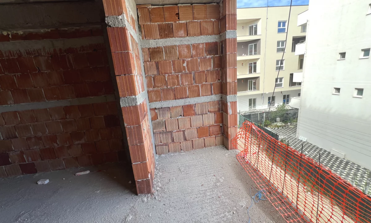 Shtepi ne shitje Apartament ne Durres, Garsoniere, Mobilimi Bosh, pa mobiluar, Pagesa 45,000  Euro.