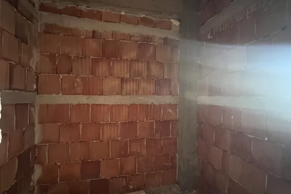 Shtepi ne shitje Apartament ne Durres, Garsoniere, Mobilimi Bosh, pa mobiluar, Pagesa 45,000  Euro.