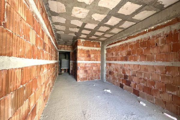 Shtepi ne shitje Apartament ne Durres, Garsoniere, Mobilimi Bosh, pa mobiluar, Pagesa 45,000  Euro.