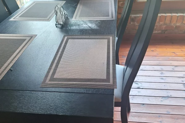 OKAZION. MBYLLET HOTEL SHITEN SETE TAVOLINA DRURI dhe KARRIKE, ZONA PRANE QERRETIT