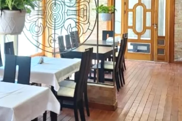 OKAZION. MBYLLET HOTEL SHITEN SETE TAVOLINA DRURI dhe KARRIKE, ZONA PRANE QERRETIT