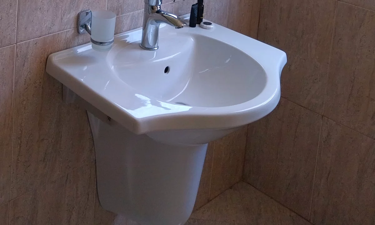 OKAZION. MBYLLET HOTEL☆☆☆☆ •SHITEN 30 LAVAMAN TUALETI PORCELAN BASHKE ME GRUPIN E VET ( MATERIAL BRONXI )