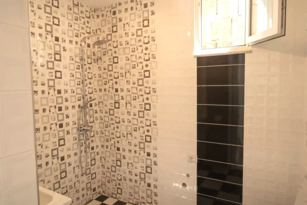 Shtepi me qera Apartament ne Tirane, 3+1, Mobilimi Bosh, pa mobiluar, Pagesa 50,000  Leke.