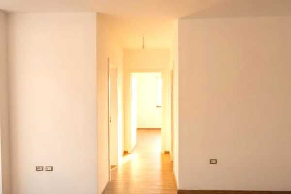 Shtepi me qera Apartament ne Tirane, 3+1, Mobilimi Bosh, pa mobiluar, Pagesa 50,000  Leke.
