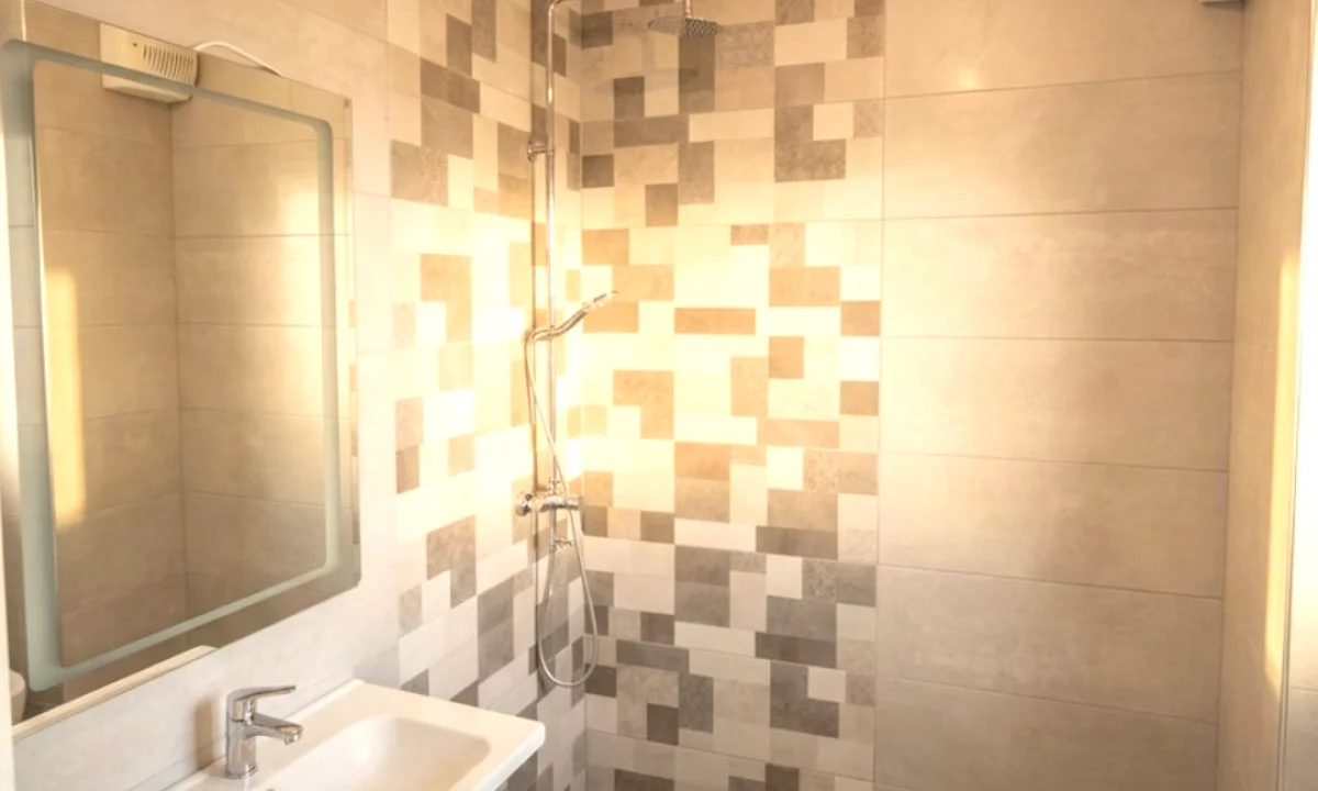 Shtepi me qera Apartament ne Tirane, 3+1, Mobilimi Bosh, pa mobiluar, Pagesa 50,000  Leke.