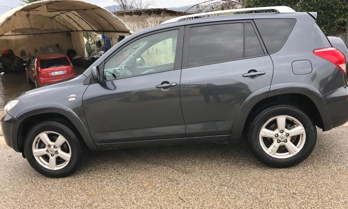 Makina ne shitje ne Lushnje, Toyota, 2008 Diesel,Kambio Manual Pagesa 5,000  Euro.