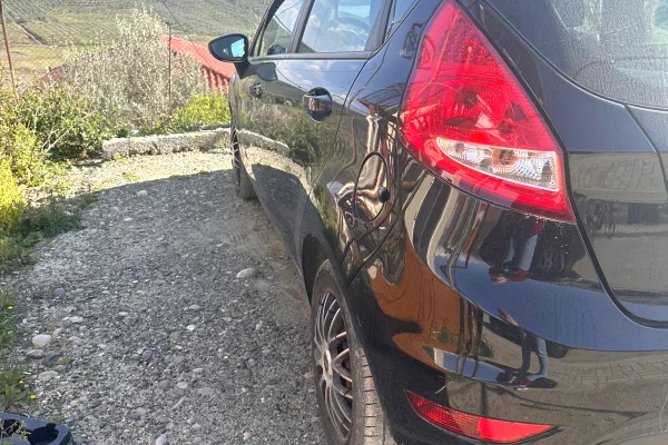 Makina ne shitje ne Lushnje, Ford, 2013 Benzine,Kambio Manual Pagesa 3,750  Euro.