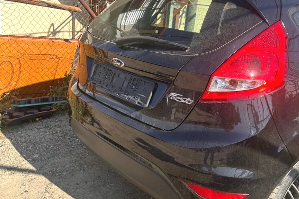 Makina ne shitje ne Lushnje, Ford, 2013 Benzine,Kambio Manual Pagesa 3,750  Euro.