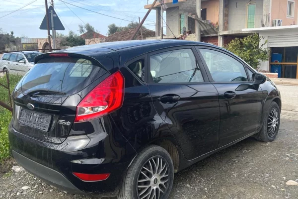 Makina ne shitje ne Lushnje - 3,750 Euro