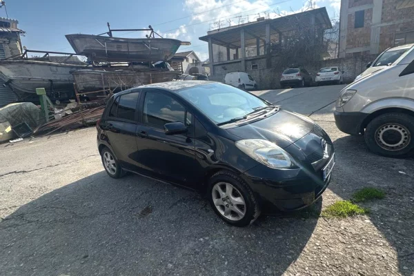 Okazion Toyota Yaris 2009 benzin gas me letta me te gjitha me xhama te zinj 