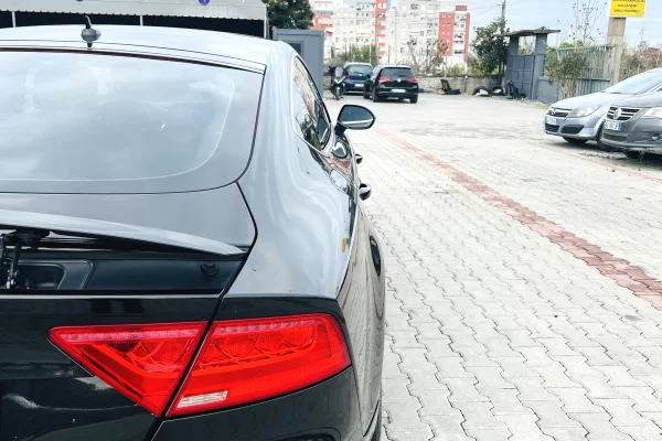 Makina ne shitje ne Tirane - 11,000 Euro