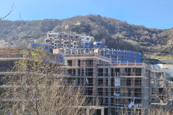 Shtepi ne shitje Apartament ne Tirane, 2+1, Mobilimi Bosh, pa mobiluar, Pagesa 216,000  Euro.