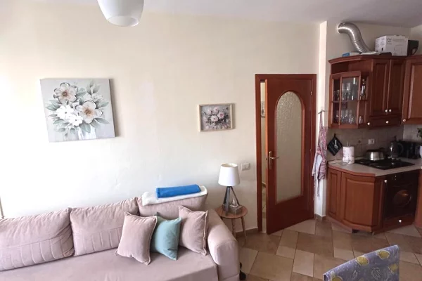 Shtepi me qera 2+1 ne Tirane - 75,000 Leke