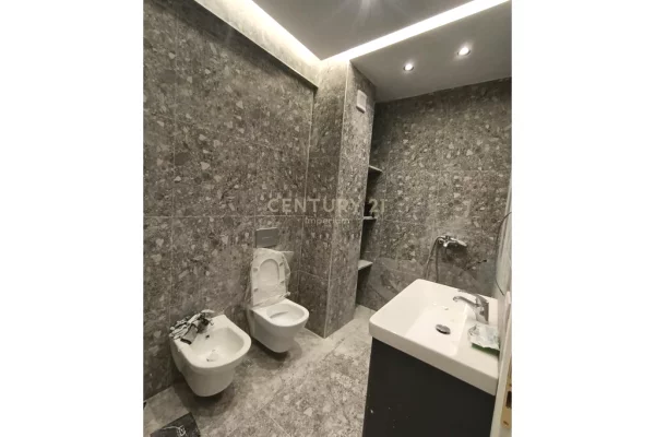 Shtepi me qera Apartament ne Tirane, 1+1, Mobilimi Pjeserisht e mobiluar, Pagesa 450  Euro.