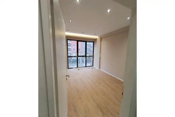 1+1 për qira – Urban Gate, Astir