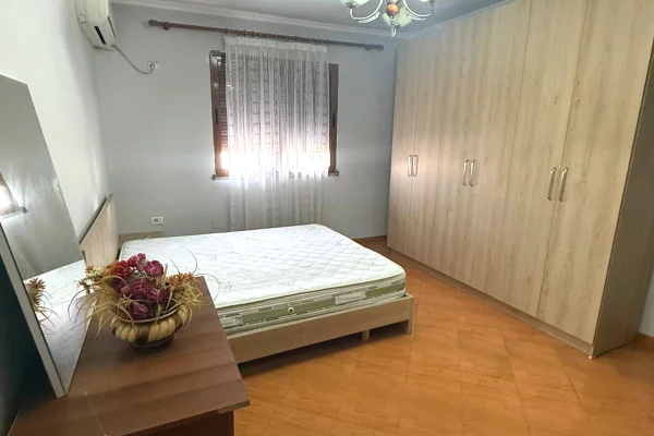 Shtepi me qera Apartament ne Tirane, 2+1, Mobilimi E mobiluar, Pagesa 40,000  Leke.