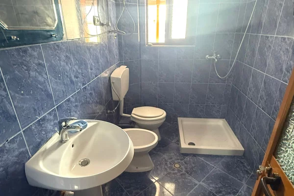 Shtepi me qera Apartament ne Tirane, 2+1, Mobilimi E mobiluar, Pagesa 40,000  Leke.