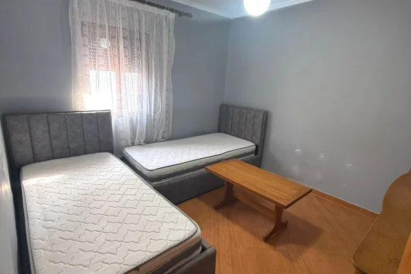 Shtepi me qera Apartament ne Tirane, 2+1, Mobilimi E mobiluar, Pagesa 40,000  Leke.