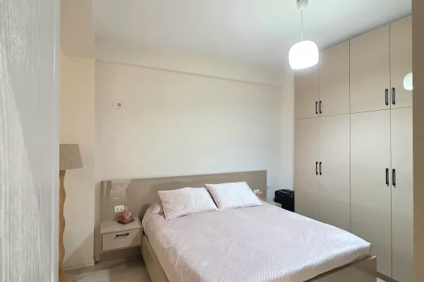 Shtepi ne shitje Apartament ne Tirane, 2+1, Mobilimi E mobiluar, Pagesa 19,700,000  Leke.