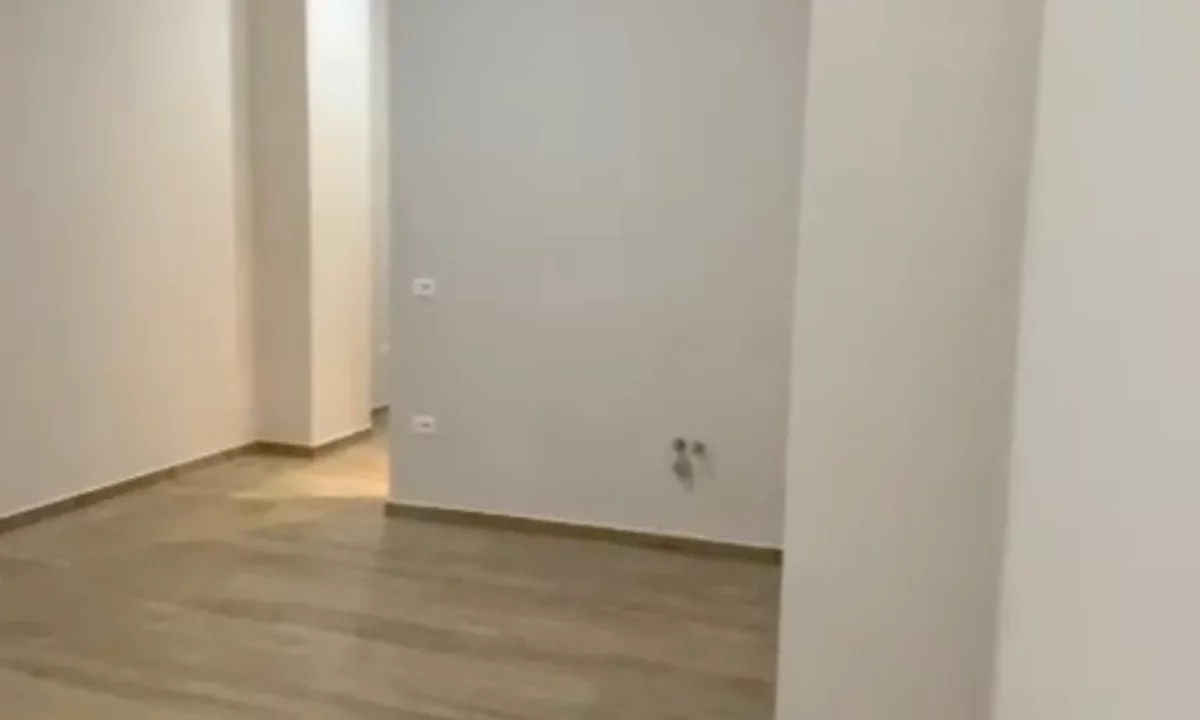 Shtepi ne shitje Apartament ne Tirane, 1+1, Mobilimi Bosh, pa mobiluar, Pagesa 150,000  Euro.