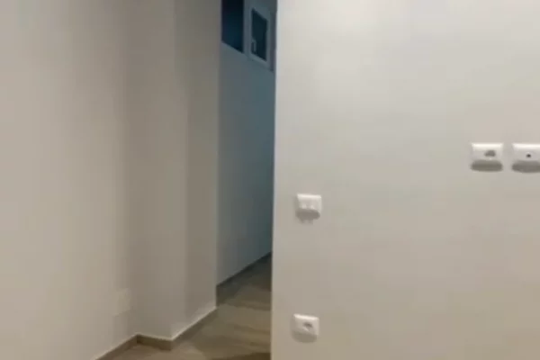 Shtepi ne shitje Apartament ne Tirane, 1+1, Mobilimi Bosh, pa mobiluar, Pagesa 150,000  Euro.