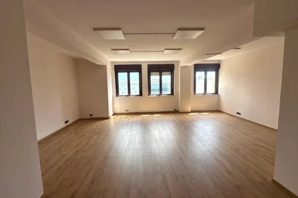 Ambient biznesi me qera 2+1 ne Tirane - 180,000 Leke