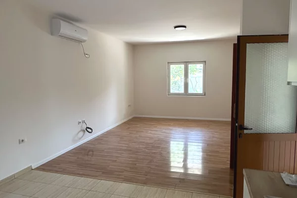 Shtepi me qera Shtepi Private ne Tirane, 2+1, Mobilimi Pjeserisht e mobiluar, Pagesa 54,000  Leke.