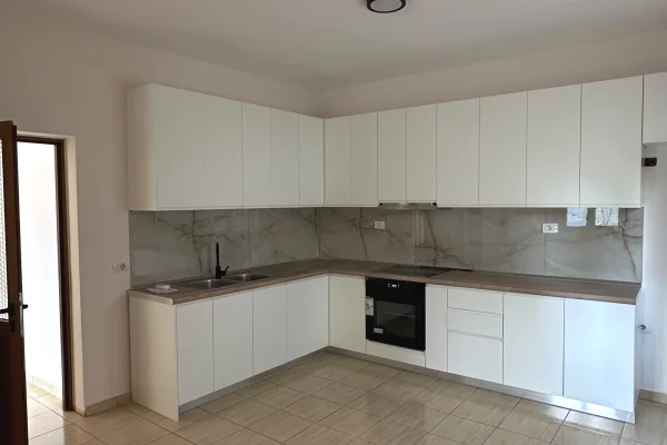 Shtepi me qera Shtepi Private ne Tirane, 2+1, Mobilimi Pjeserisht e mobiluar, Pagesa 54,000  Leke.