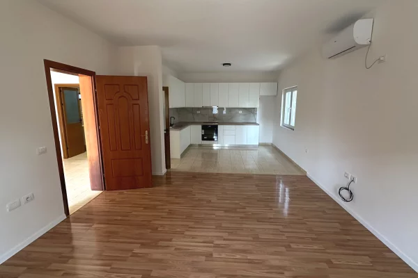 Shtepi me qera Shtepi Private ne Tirane, 2+1, Mobilimi Pjeserisht e mobiluar, Pagesa 54,000  Leke.