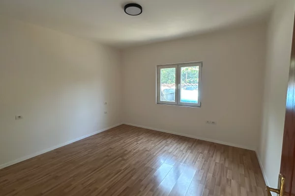 Shtepi me qera Shtepi Private ne Tirane, 2+1, Mobilimi Pjeserisht e mobiluar, Pagesa 54,000  Leke.