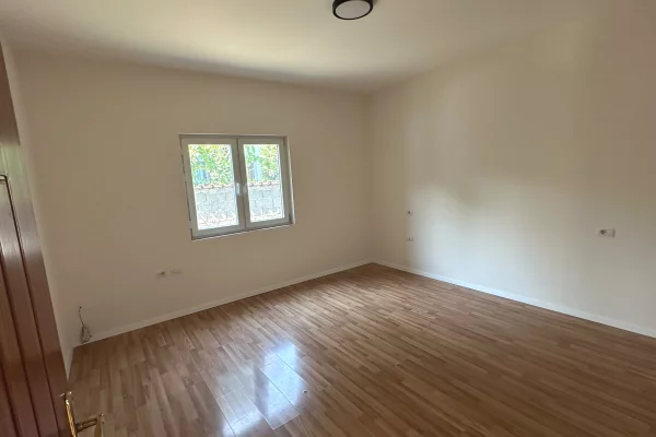Shtepi me qera Shtepi Private ne Tirane, 2+1, Mobilimi Pjeserisht e mobiluar, Pagesa 54,000  Leke.