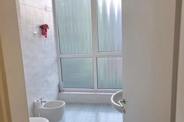 Ambiente Commerciale in Affitto 3+1 a Tirana - 45,000 Leke