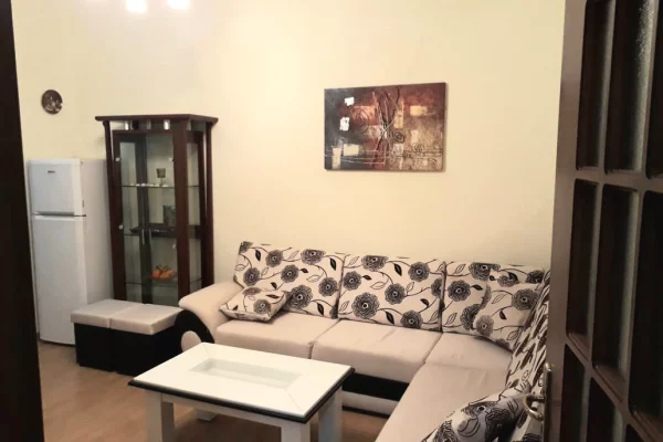 Shtepi me qera Apartament ne Tirane, 2+1, Mobilimi E mobiluar, Pagesa 60,000  Leke.