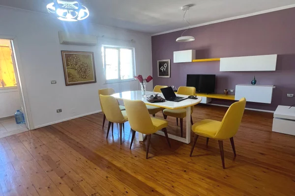 Shtepi me qera Apartament ne Tirane, 2+1, Mobilimi E mobiluar, Pagesa 700  Euro.
