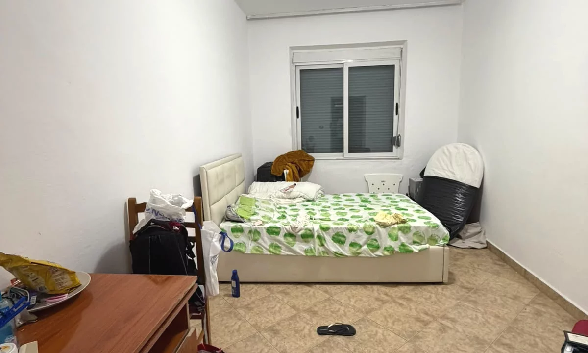 Shtepi me qera Apartament ne Tirane, 1+1, Mobilimi Pjeserisht e mobiluar, Pagesa 50,000  Leke.