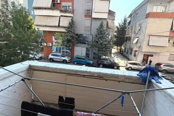 Shtepi me qera Apartament ne Tirane, 1+1, Mobilimi Pjeserisht e mobiluar, Pagesa 50,000  Leke.