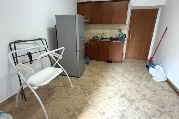 Shtepi me qera Apartament ne Tirane, 1+1, Mobilimi Pjeserisht e mobiluar, Pagesa 50,000  Leke.