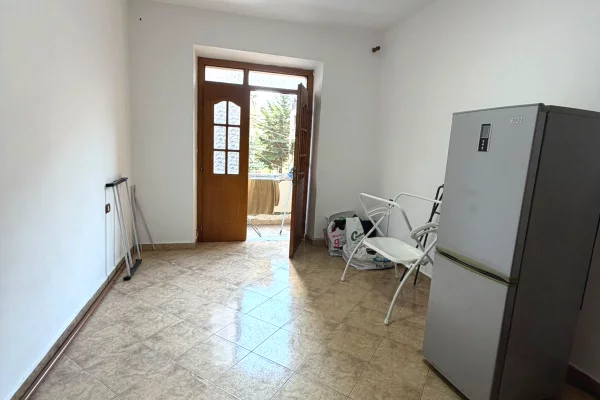 Shtepi me qera Apartament ne Tirane, 1+1, Mobilimi Pjeserisht e mobiluar, Pagesa 50,000  Leke.
