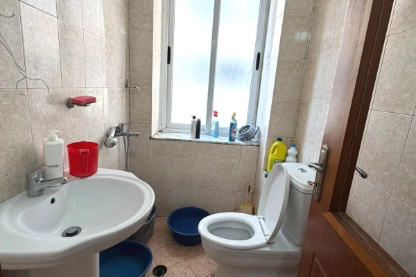 Shtepi me qera Apartament ne Tirane, 1+1, Mobilimi Pjeserisht e mobiluar, Pagesa 50,000  Leke.