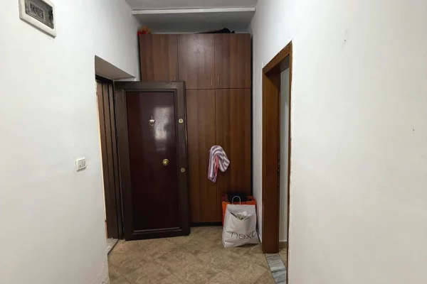 Shtepi me qera Apartament ne Tirane, 1+1, Mobilimi Pjeserisht e mobiluar, Pagesa 50,000  Leke.
