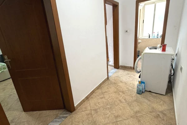 Shtepi me qera Apartament ne Tirane, 1+1, Mobilimi Pjeserisht e mobiluar, Pagesa 50,000  Leke.