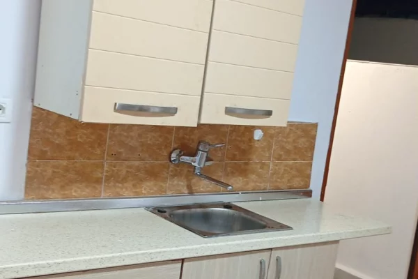 Shtepi me qera Shtepi Private ne Tirane, Garsoniere, Mobilimi Pjeserisht e mobiluar, Pagesa 25,000  Leke.