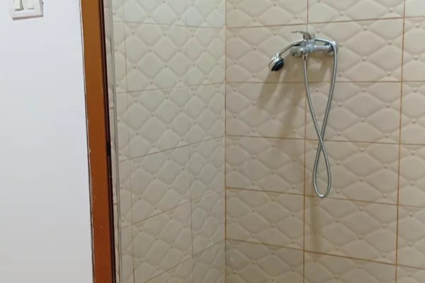 Shtepi me qera Shtepi Private ne Tirane, Garsoniere, Mobilimi Pjeserisht e mobiluar, Pagesa 25,000  Leke.
