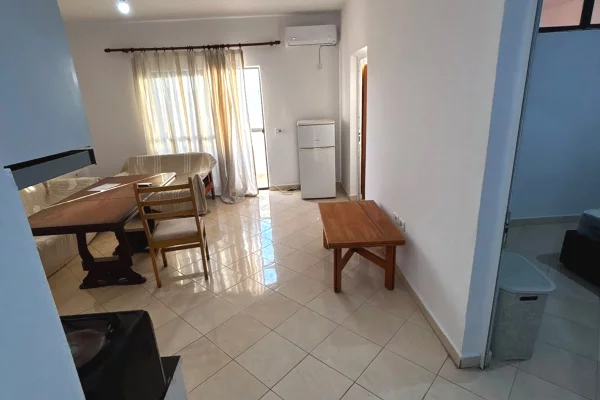 Shtepi me qera Apartament ne Tirane, 2+1, Mobilimi Pjeserisht e mobiluar, Pagesa 35,000  Leke.