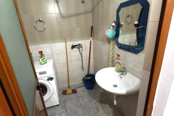 Shtepi me qera Apartament ne Tirane, 2+1, Mobilimi Pjeserisht e mobiluar, Pagesa 35,000  Leke.